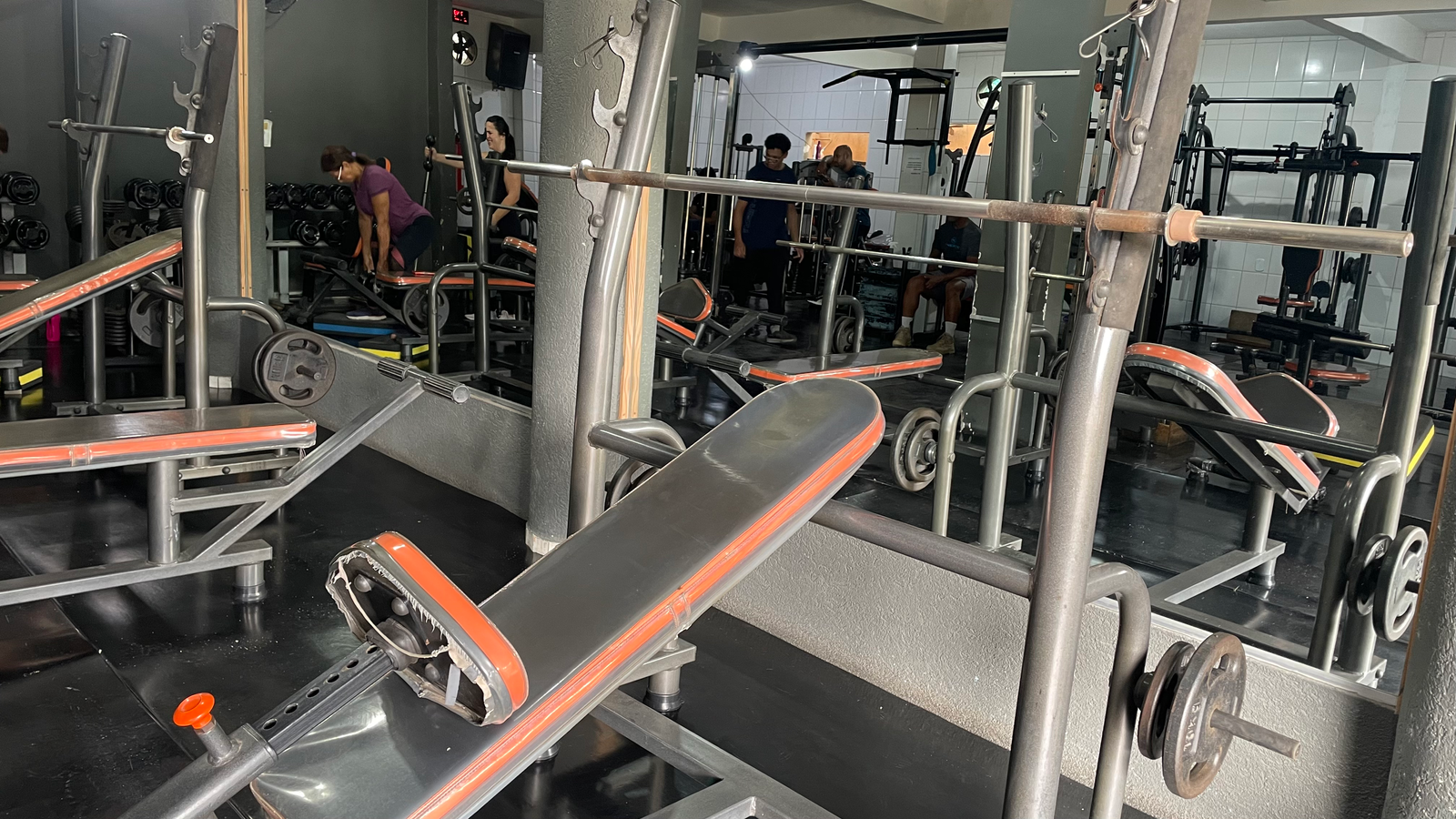 Área de musculação da LifeFitness em Eunápolis - Equipamentos modernos
