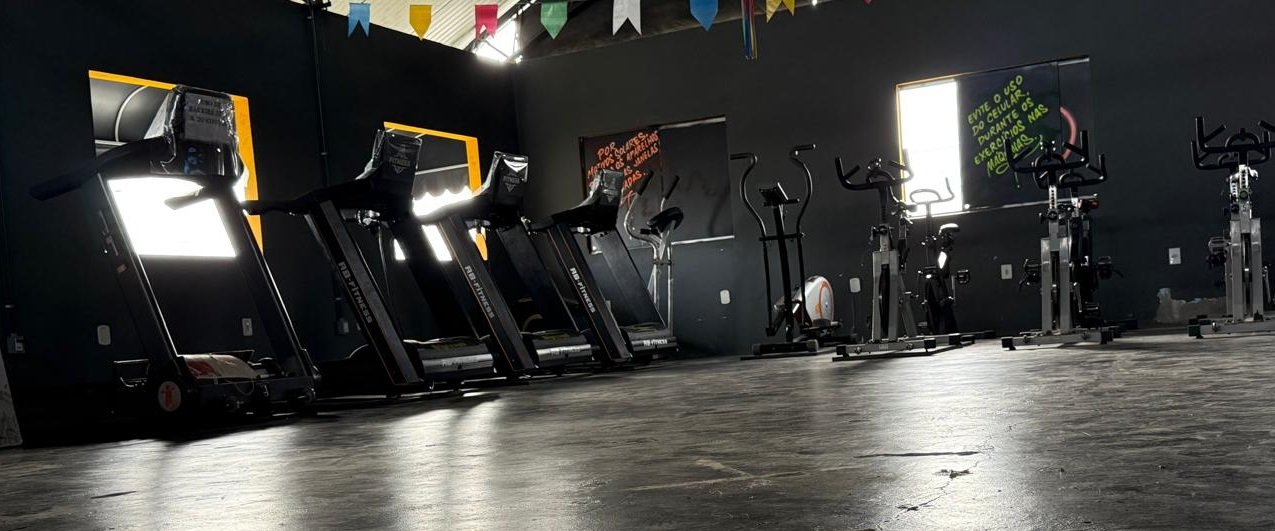 Área de cardio da LifeFitness em Eunápolis - Esteiras e bikes